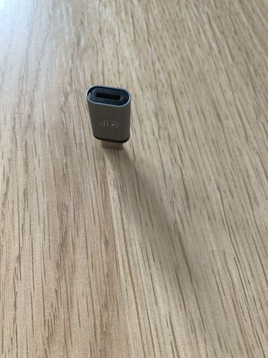 Przejściówka ładowania: USB-C (wtyczka) na Lightning (gniazdo).