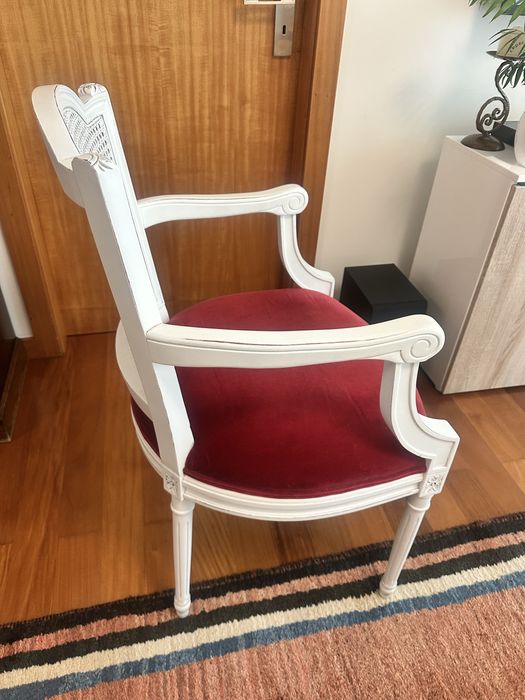 Vendo cadiera com estofamenti em Veludo vermelho cem Decape branco