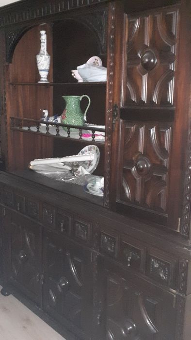 Móvel de sala antiga em madeira trabalhada