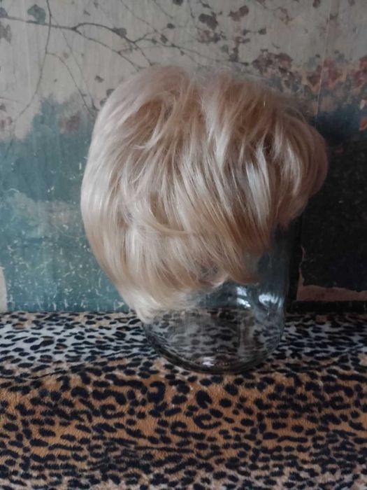 Продам парик стрижка белый