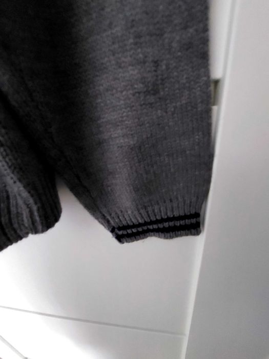 Sprzedam męski sweter, raczej cienki.