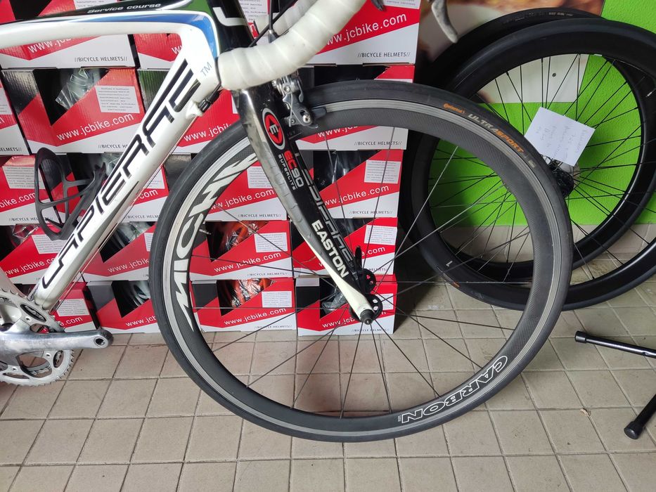 Lapirre de carbono com rodas carbono