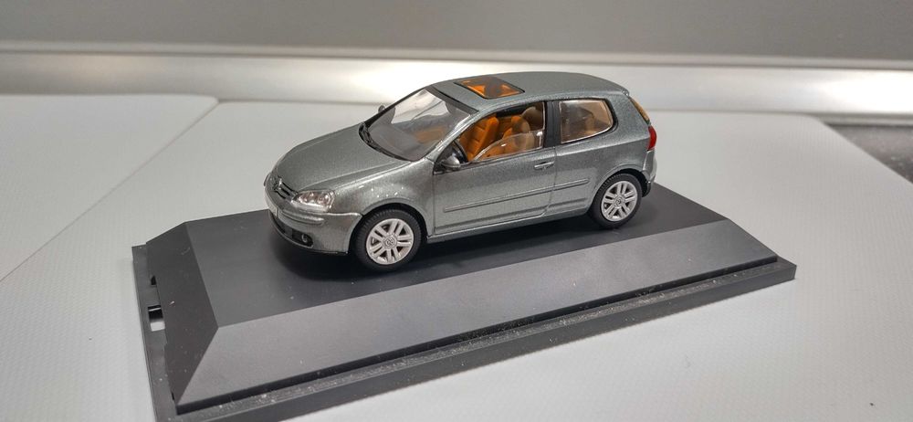 VW Golf V 3D 1:43 Schuco zielony