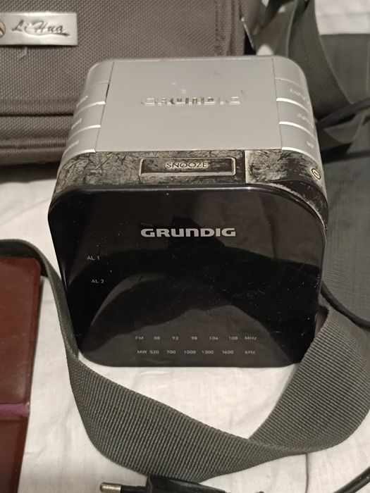 Rádio portátil Grundig + carteiras oferta