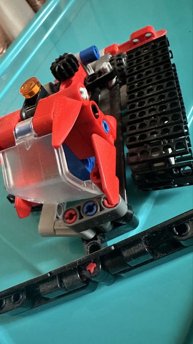 Деталізований конструктор LEGO Technic Snow Groomer (42148) з 178 елементів.