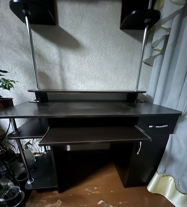 Продаеться Компютерный стол  в хорошем состоянии