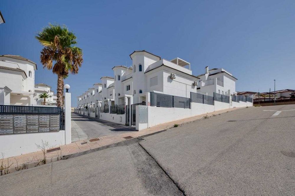 Nowa willa 3 sypialnie, ogród, solarium, basen – San Fulgencio