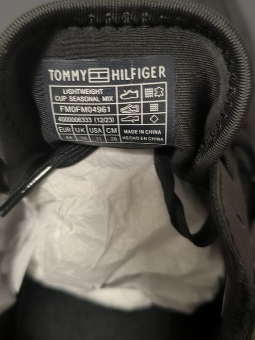 Tommy Hilfiger..