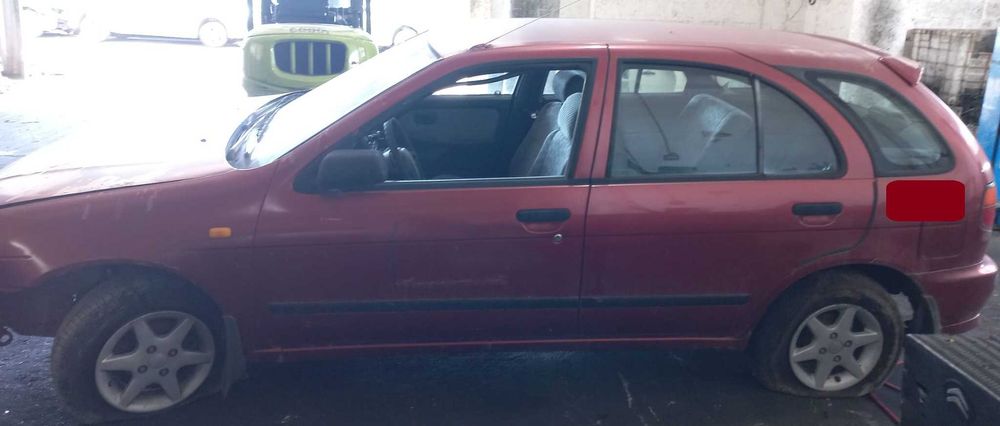 Nissan Almera para peças