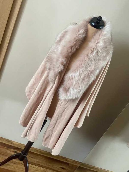 Ponczo narzutka szal plaszcz z futrem nude pudrowy róż uniwersalny