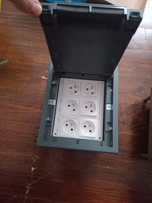 Новий скритий бокс з резетками для підлоги