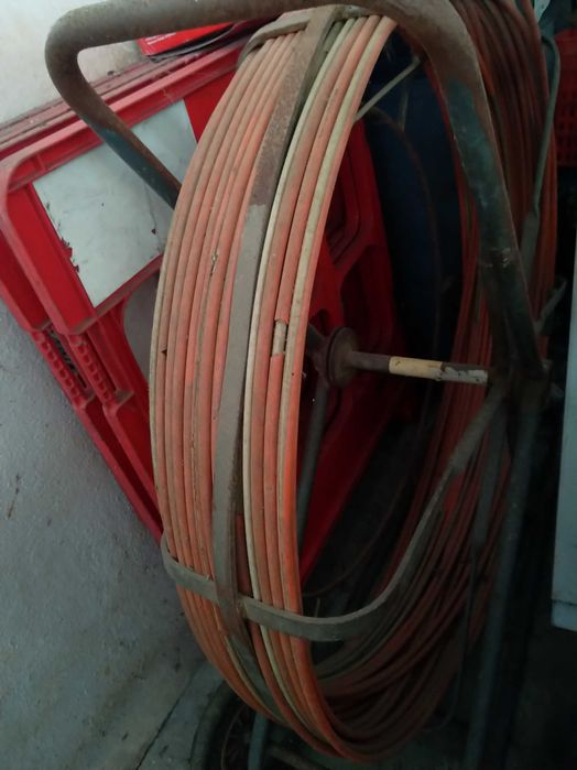 Vende-se guia em fibra usada com carrinho grande.