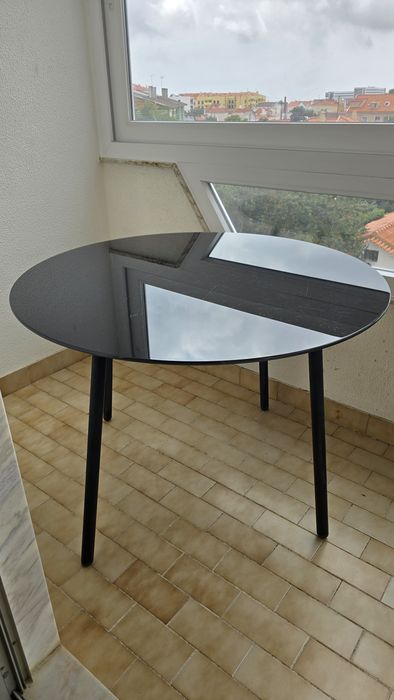 Mesa de Jantar Redonda em Vidro Preto Ø104 cm – Design Moderno