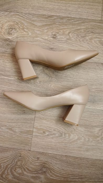 Czółenka 39 na słupku beżowe