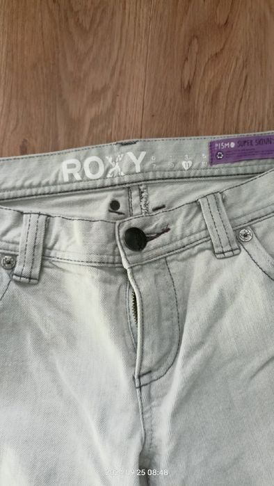 Spodnie Roxy 11 rozmiar około 31 białe jeansy jasne