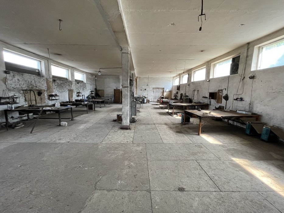 Земельна ділянка, майстерня та гуртожиток