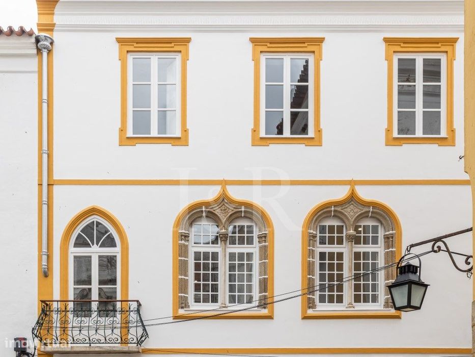 Prédio com dois T2 e um espaço comercial em Évora