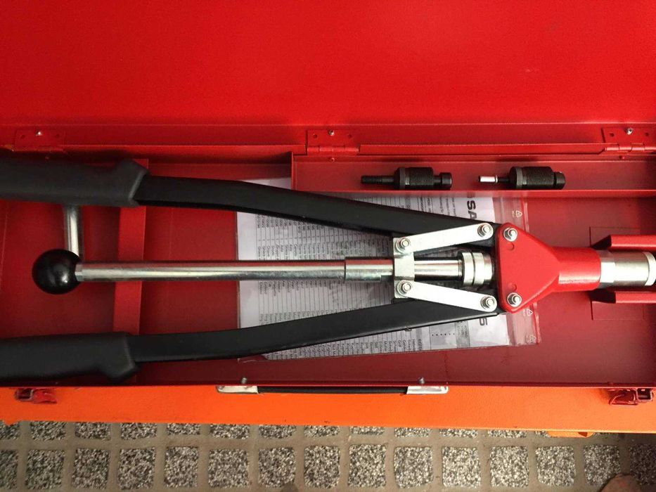 Rebitadora de porcas de cravar