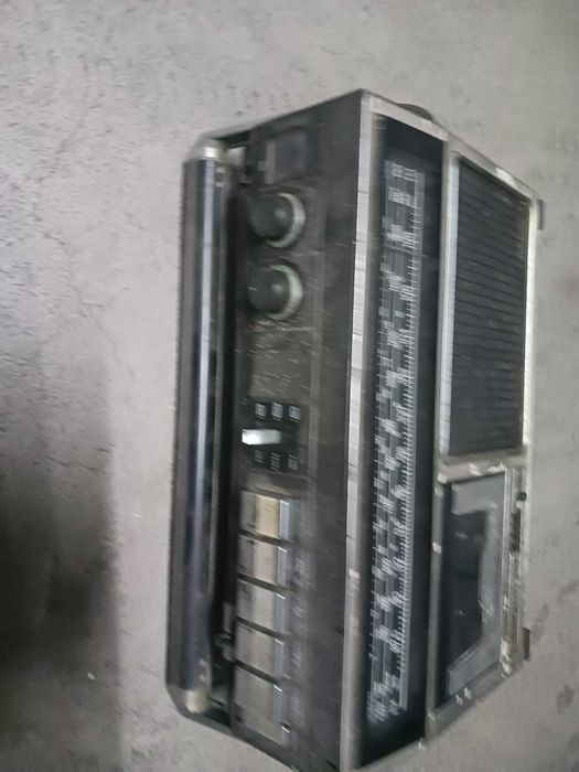 Rádio antigo cinzento