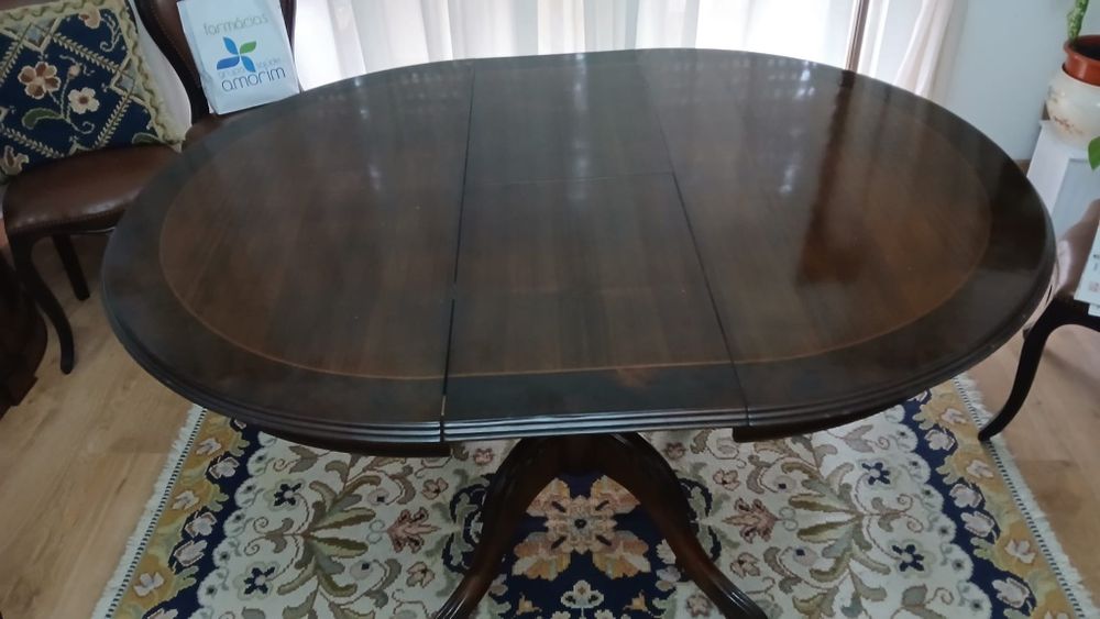 Mesa de jantar em madeira