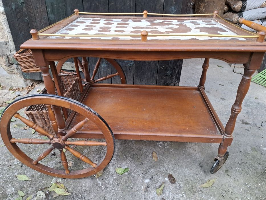 Wózek drewniany na naczynia