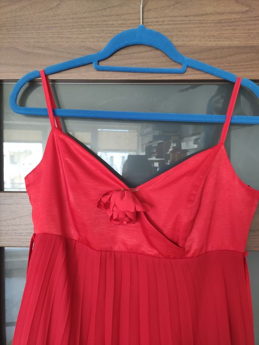 Suknia balowa z plisowaną spódnicą i wysokim stanem