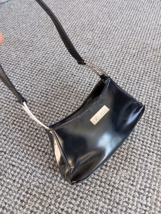 Torebka marki NEW BAGS, charakteryzujący się minimalistycznym designem