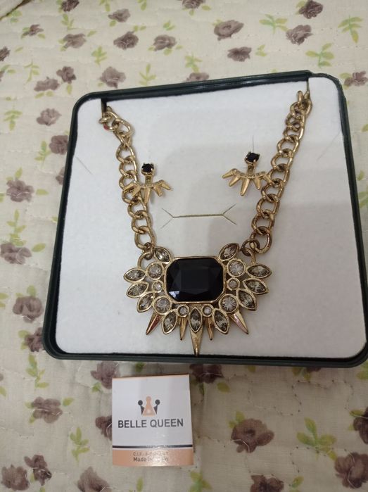 Colar e brincos Belle Queen dourado com preto e brilhantes