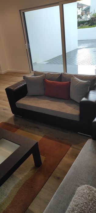 Dois sofás um de tres lugares e outro de dois misto pele e tecido