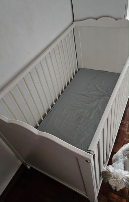 Berço de bebé com colchão