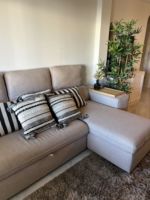 Sofá chaise-long Conforama com arrumação