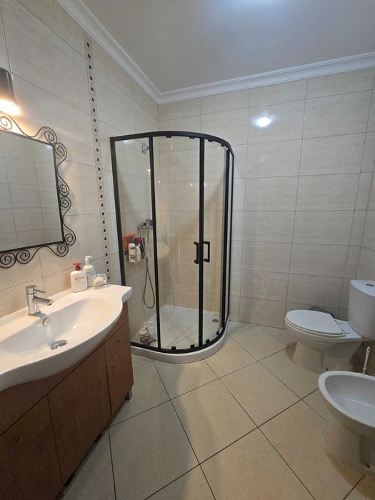 Moradia mobilada e equipada em condomínio fechado com piscina