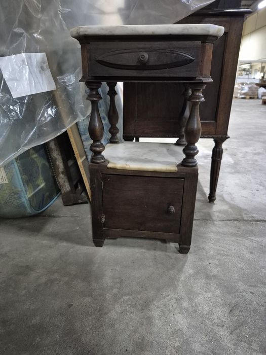 Mesinha de cabeceira antiga