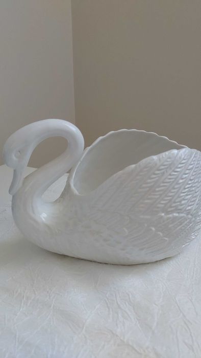 Лебідь фарфор статуетка