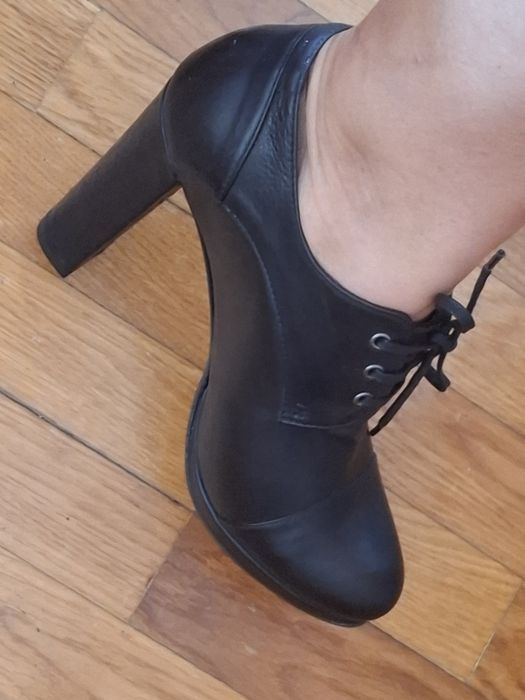 Sapatos / Botins  em Pele com Atacadores (Tamanho 39) – Excelentes