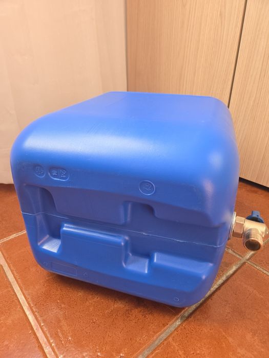 JARRICAN 20L azul c/torneira metal/saboneteira