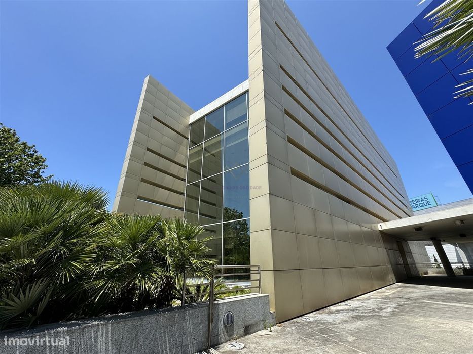 Edifício de escritórios com estacionamento, em Oeiras