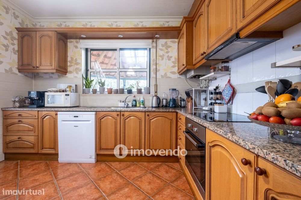 Moradia T3 mobilada e equipada, com garagem e jardim, na Mealhada