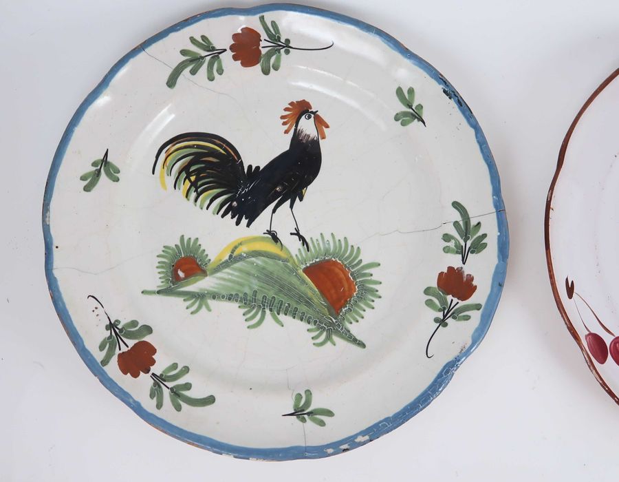 Dois pratos em faiança antiga Galos