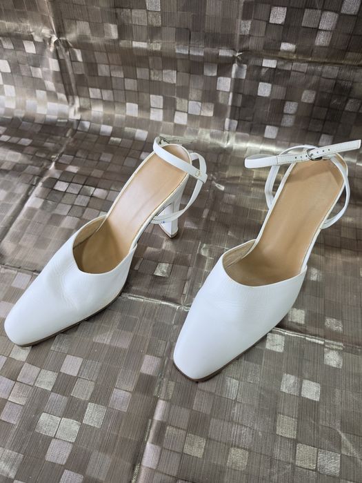 Sapatos casamento scarpin de salto alto brancos, com bico quadrado e alça no tornozelo.