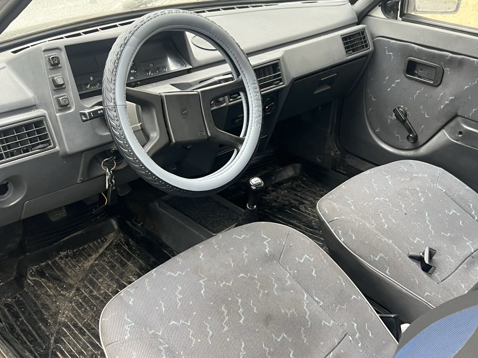 Атомобиль на полном ходу.