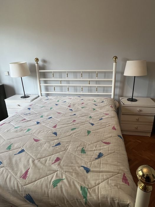 Cama e mesas cabeceira