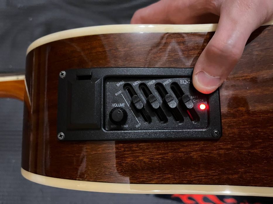 Продам електро акустичну гітару !