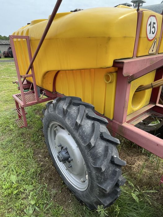 Opryskiwacz ciągany 1500l 15m Renal