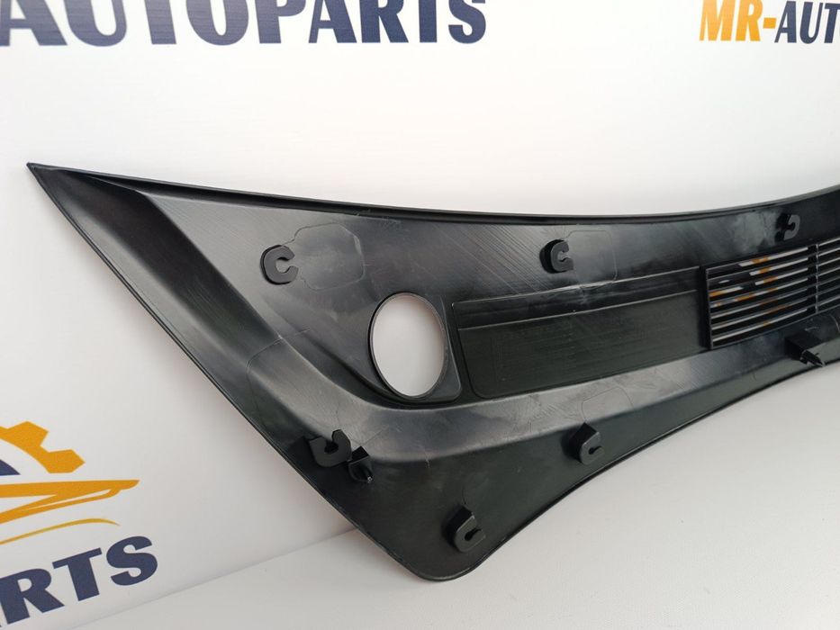 Підкапотний пластик жабо боксу задній Tesla Model 3 1081675-00-B