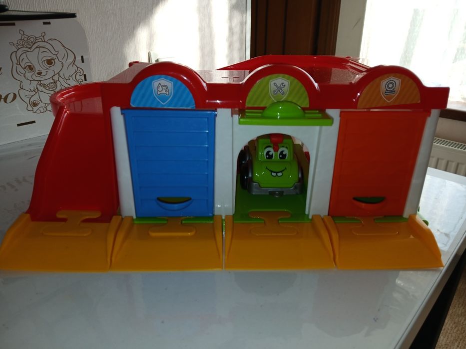 Парковка з машинками.