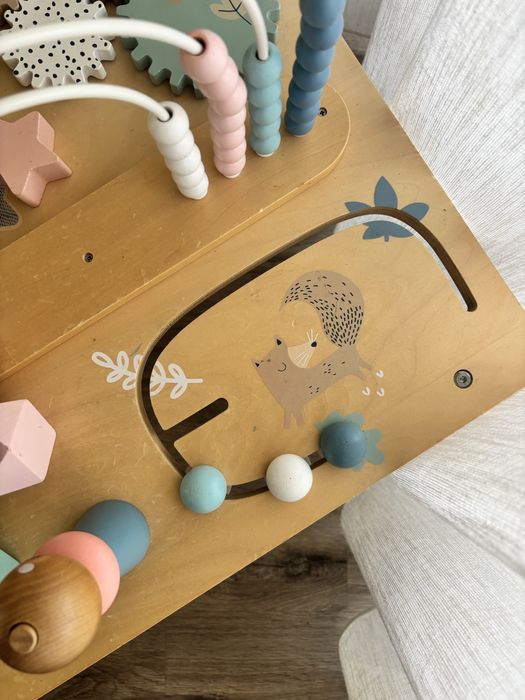 Mesa de atividades infantil em madeira + brinquedos Montessori