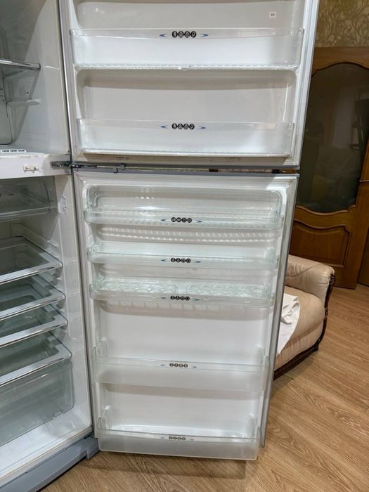 Холодильник Sharp SJ-68M-SA — двокамерний, у робочому стані