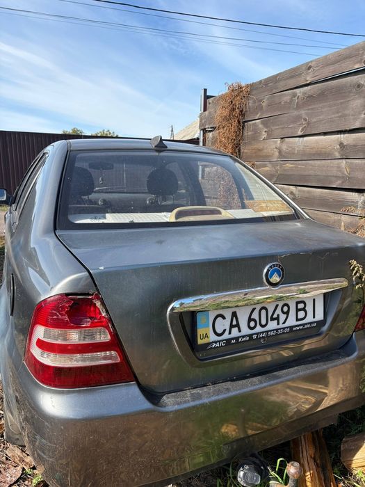 машина geely сірий