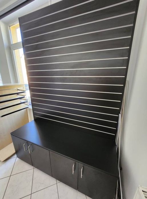 Panel Slatwall z szafką – wolnostojący